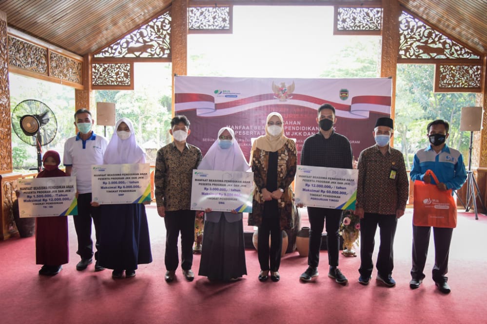 Sambut May Day dan Hardiknas, BP Jamsostek Purwakarta Salurkan Beasiswa Program JKK dan JKM