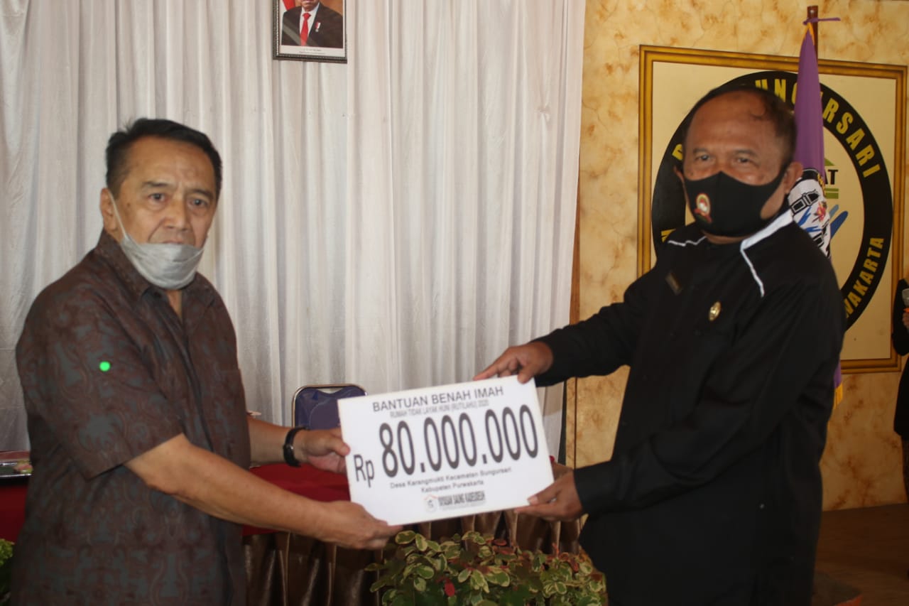 Pemkab Terima Bantuan Benah Imah dari Saung Kadeudeuh