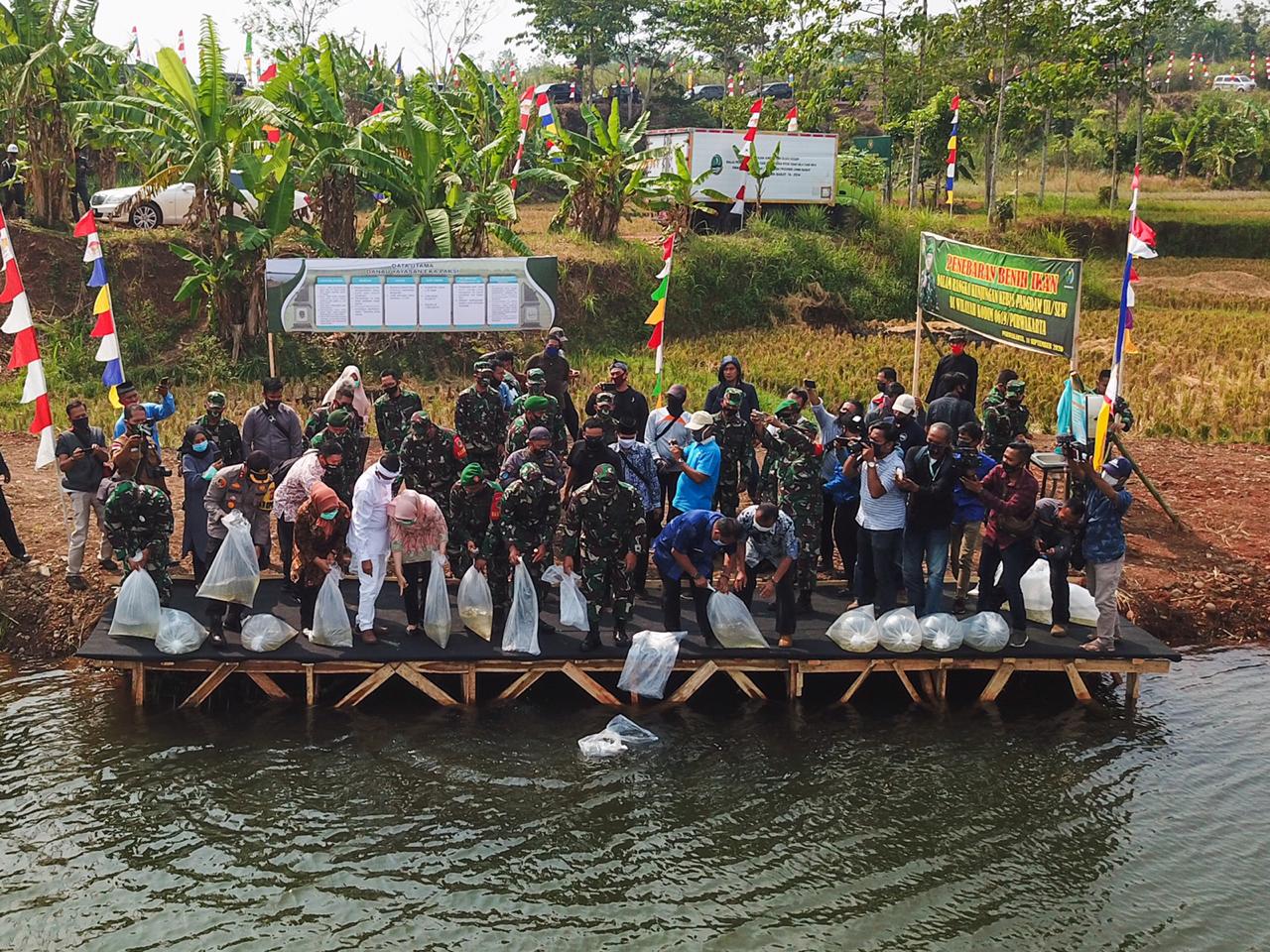 Pangdam Tebar Benih Ikan Untuk Kebutuhan Pangan di Purwakarta