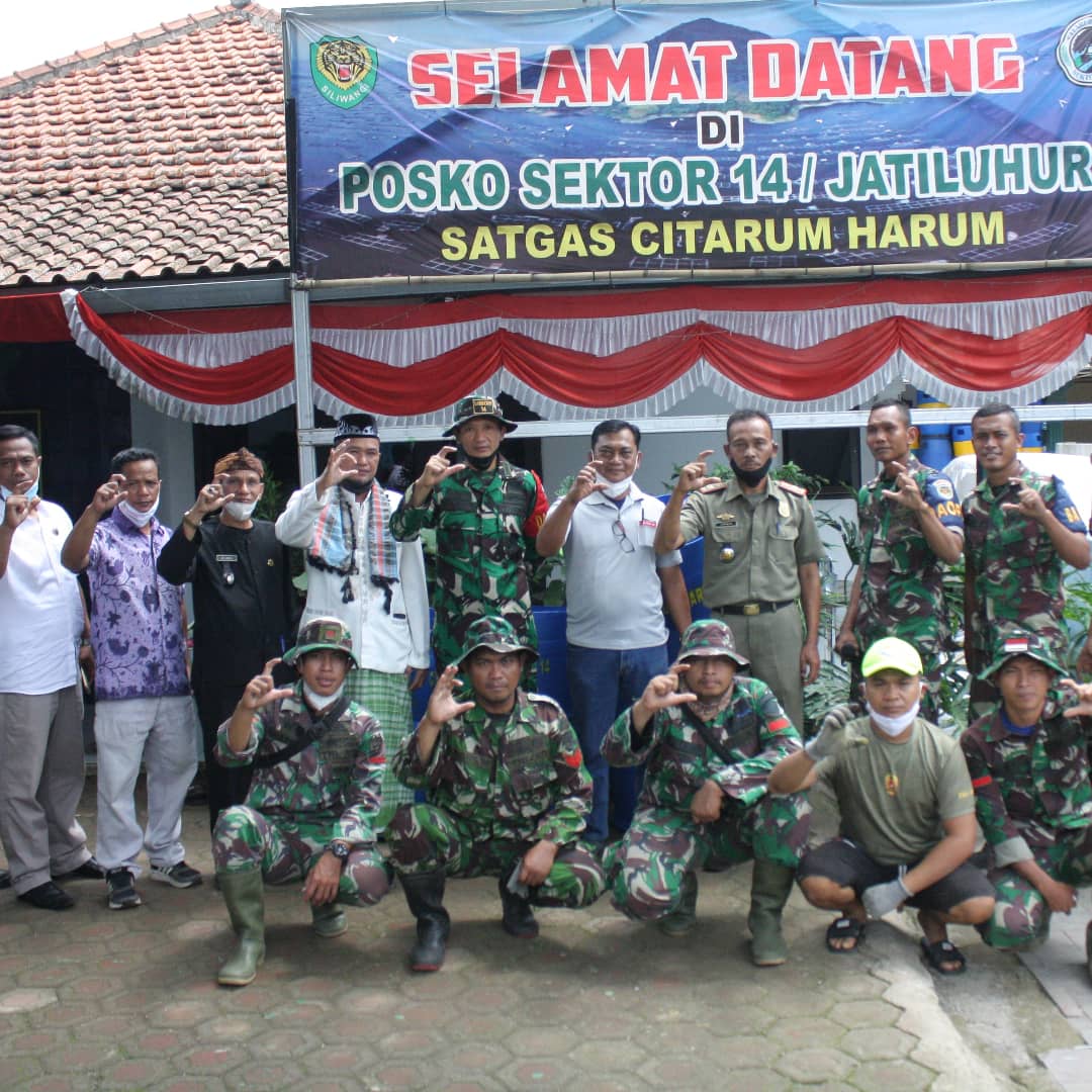 Satgas Citarum Harum Distribusikan Tempat Sampah di Kecamatan Jatiluhur