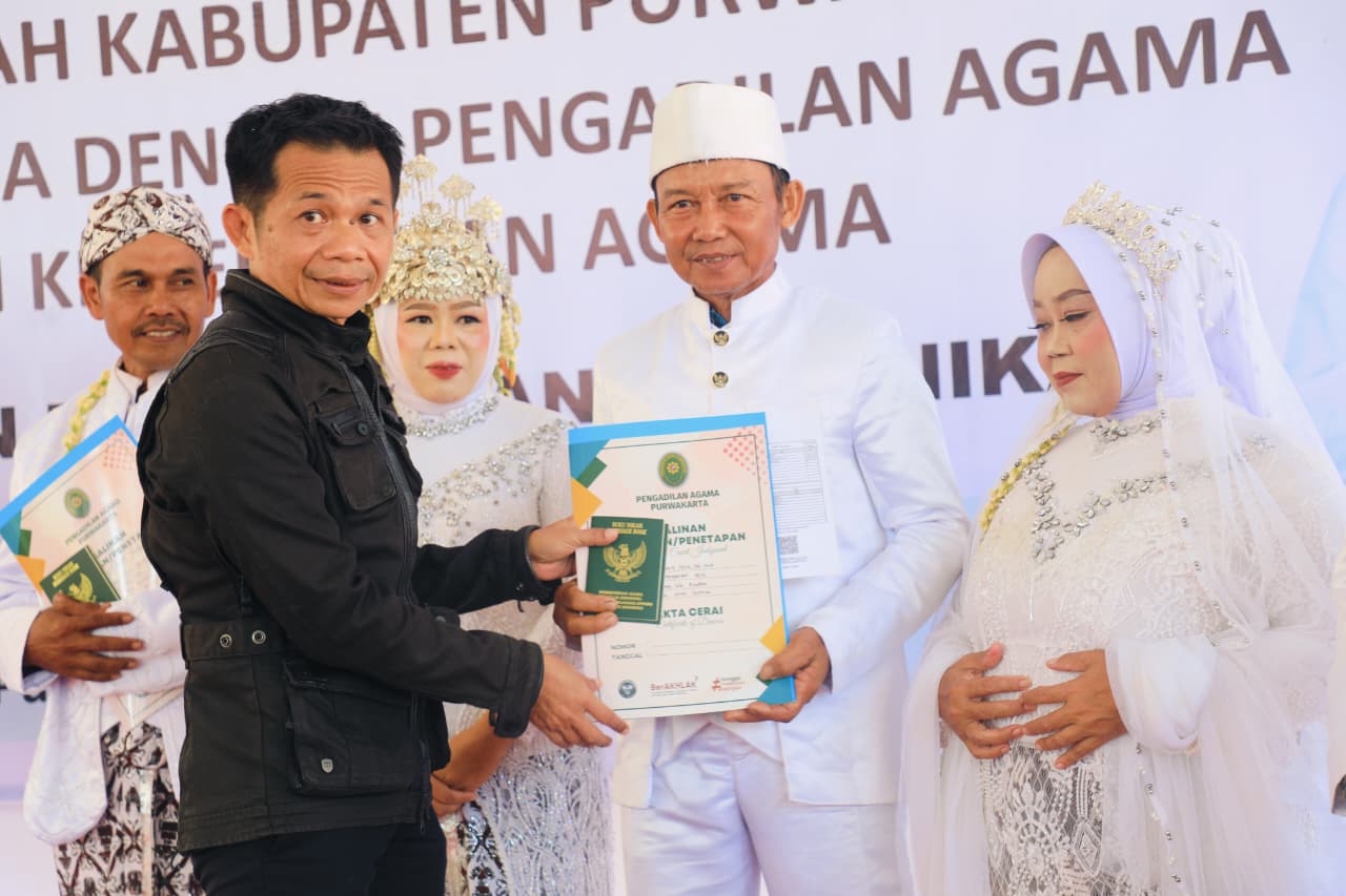 Senyum Bahagia di Kiarapedes: 56 Pasangan Resmi Kantongi Buku Nikah