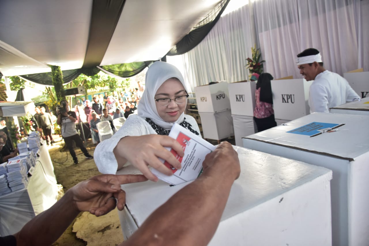 Bupati Anne Pergi Mencoblos Meskipun Dalam Keadaan Hamil Besar