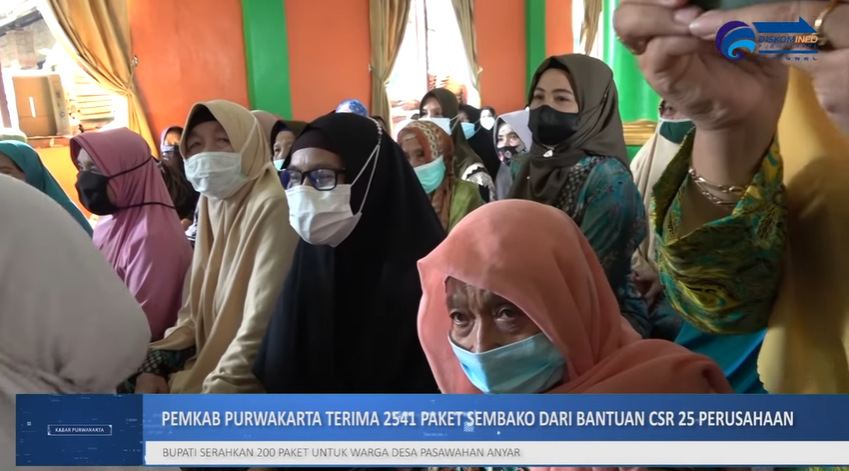 BUPATI SERAHKAN 200 PAKET UNTUK WARGA DESA PASAWAHAN ANYAR