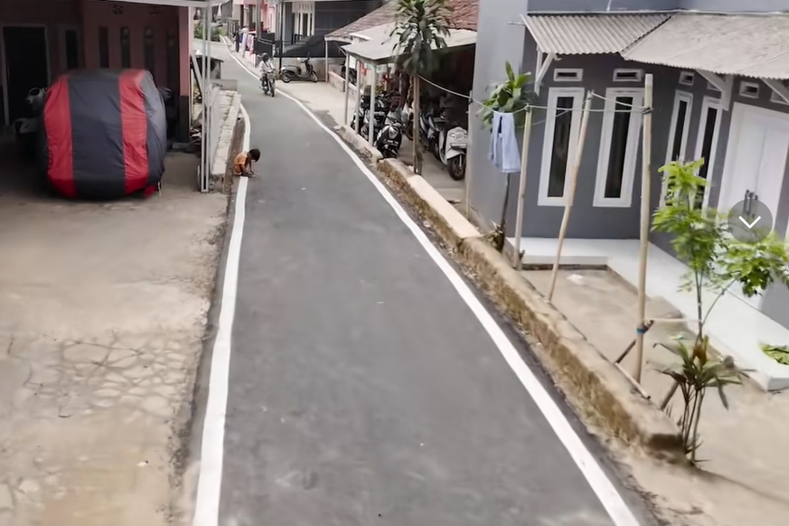 Warga Sukamanah Purwakarta Gembira, Om Zein Kebut Jalan Rusak Jadi Mulus: 