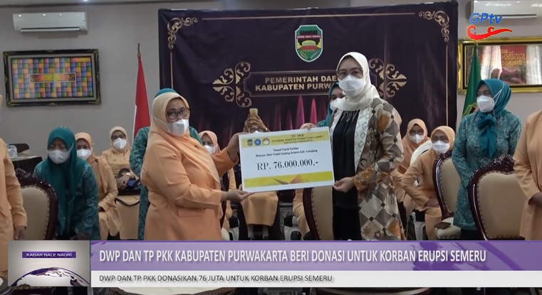 BERSAMA DHARMA WANITA DAN PKK, AMBU ANNE RATNA MUSTIKA SERAHKAN DONASI UNTUK KORBAN ERUPSI SEMERU