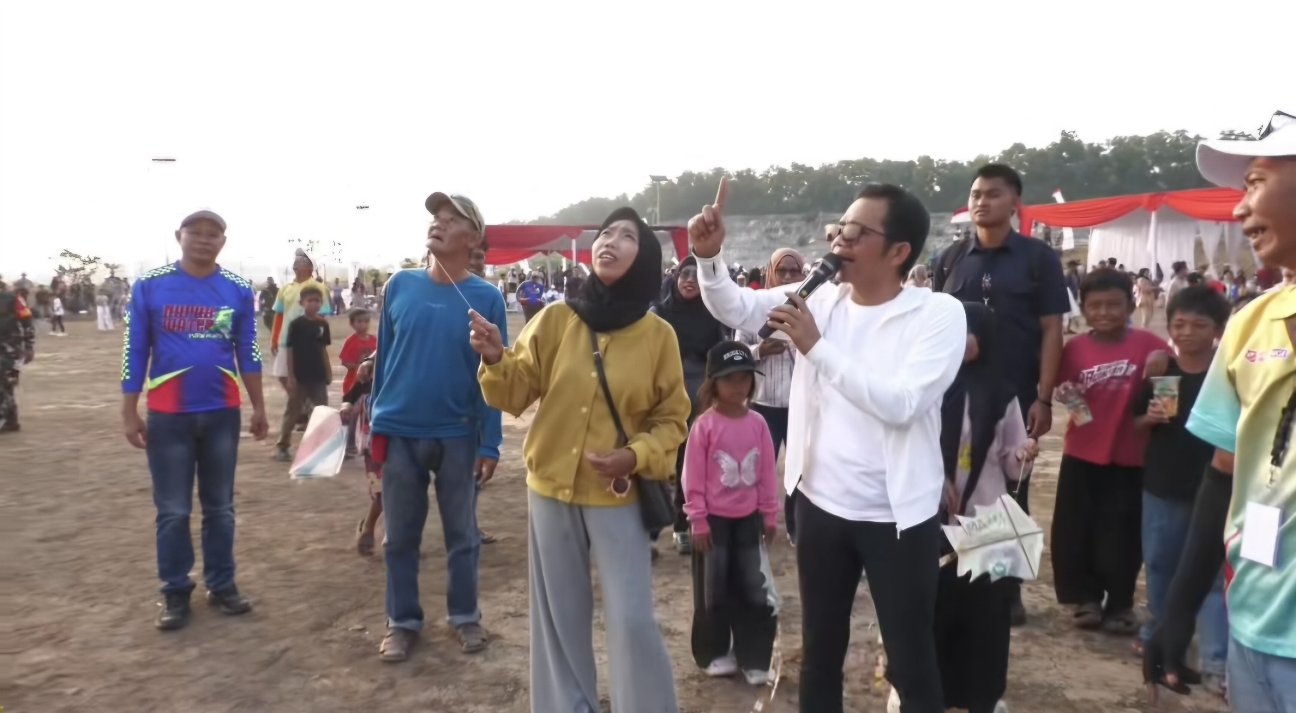 Om Zein Hidupkan Suasana Final Bupati Cup dengan Mengajak Warga Beradu Ketangkasan Layangan