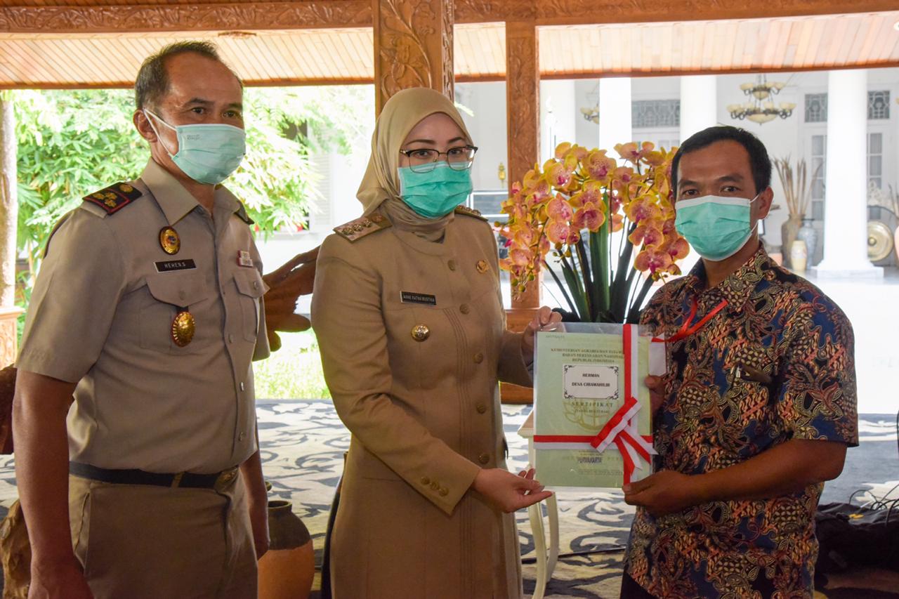 Pemkab Purwakarta Bagikan Puluhan Ribu Sertifikat Tanah