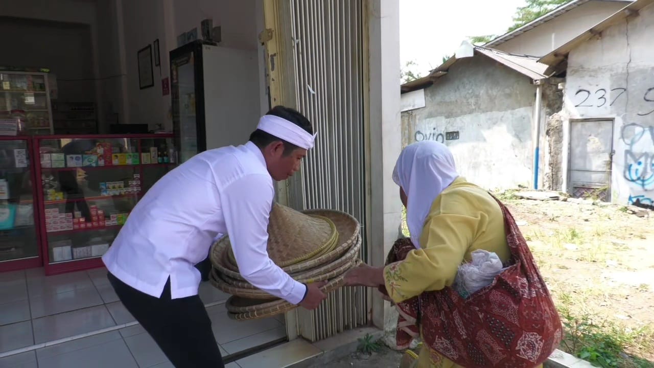 Bupati Purwakarta Wujudkan Kepedulian melalui Bantuan kepada Pedagang Anyaman Bambu Lansia Asal Wanayasa