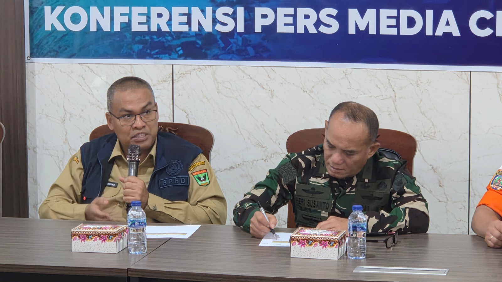 Percepat Penanganan Bencana: Pemprov Sumbar Intensif Lakukan Pencarian Korban, Distribusi Beras, dan Identifikasi Jenazah