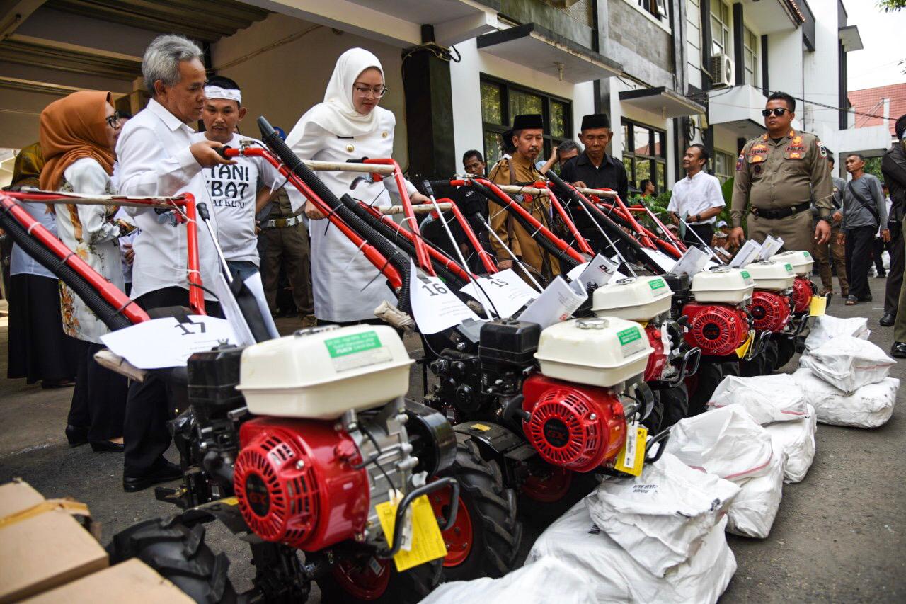 Melalui Dinas Pangan dan Pertanian Purwakarta, Petani Purwakarta Menerima Bantuan Cultivator