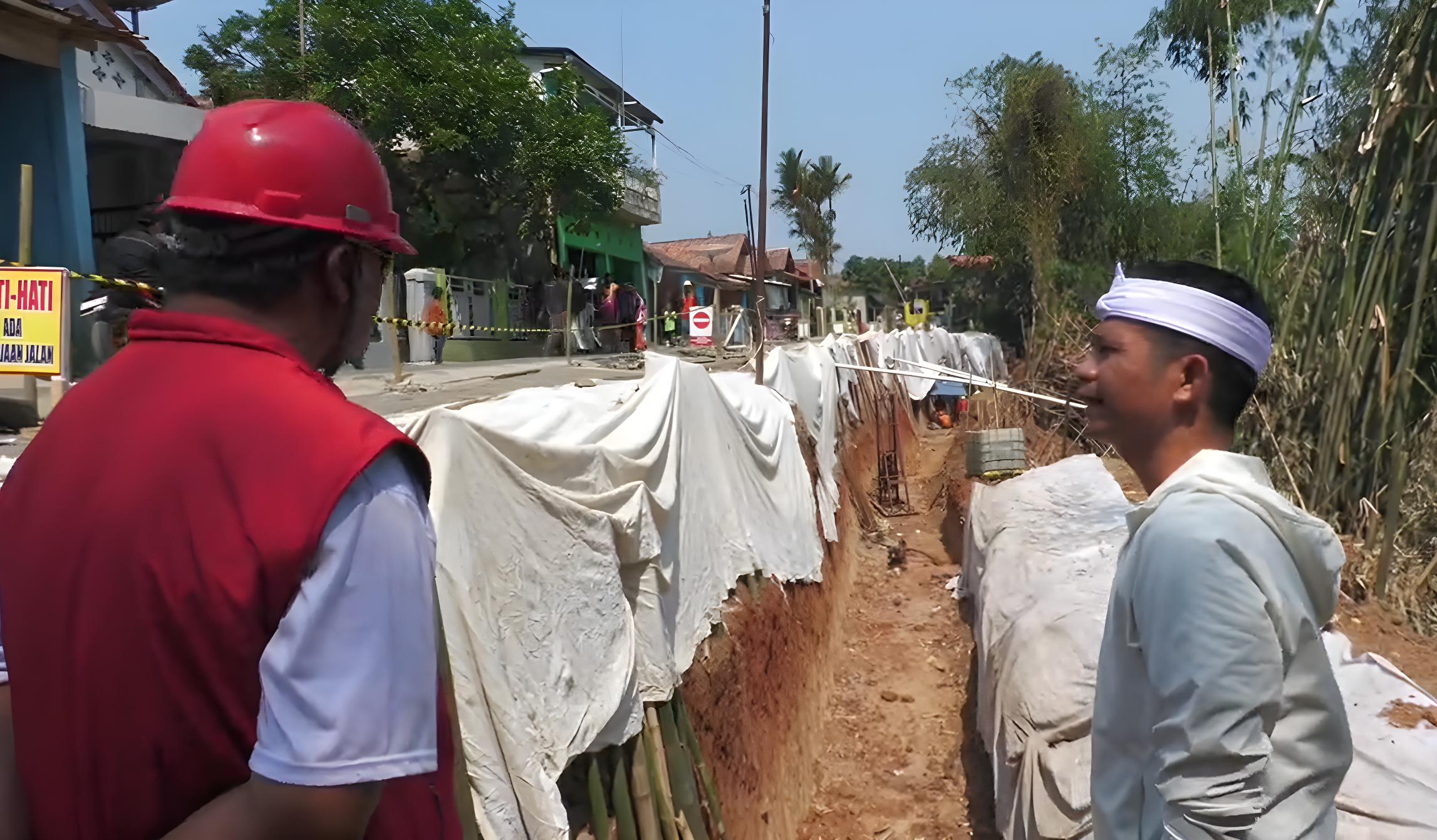 Sidak Jalan Longsor Liunggunung, Om Zein Tegur Kontraktor Terkait Penggunaan Bahan yang Tidak Sesuai