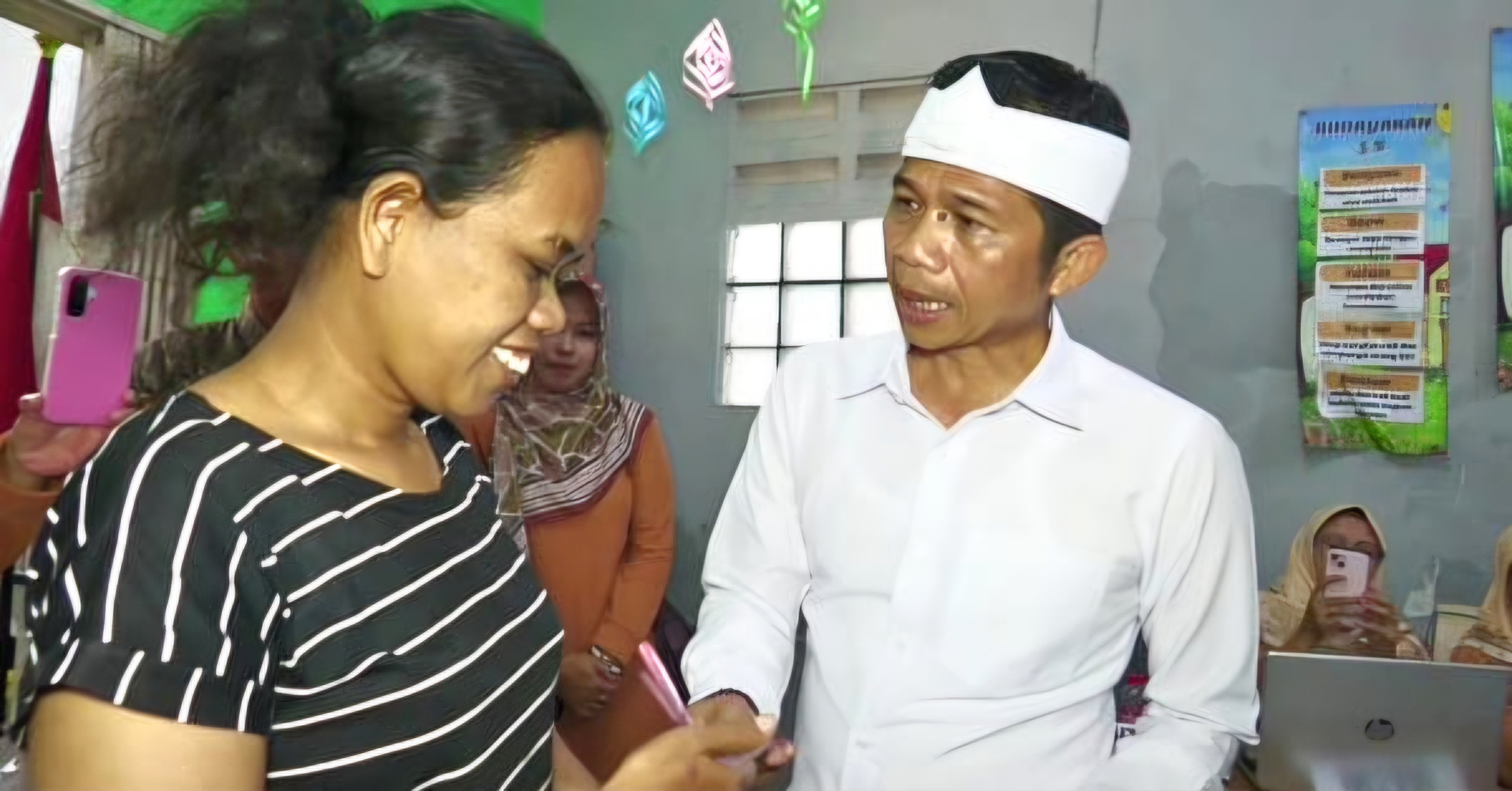Cerita Pilu di Gempungan: Ibu Sakit Lambung karena Anak Belum Punya Seragam, Om Zein Langsung Beri Bantuan
