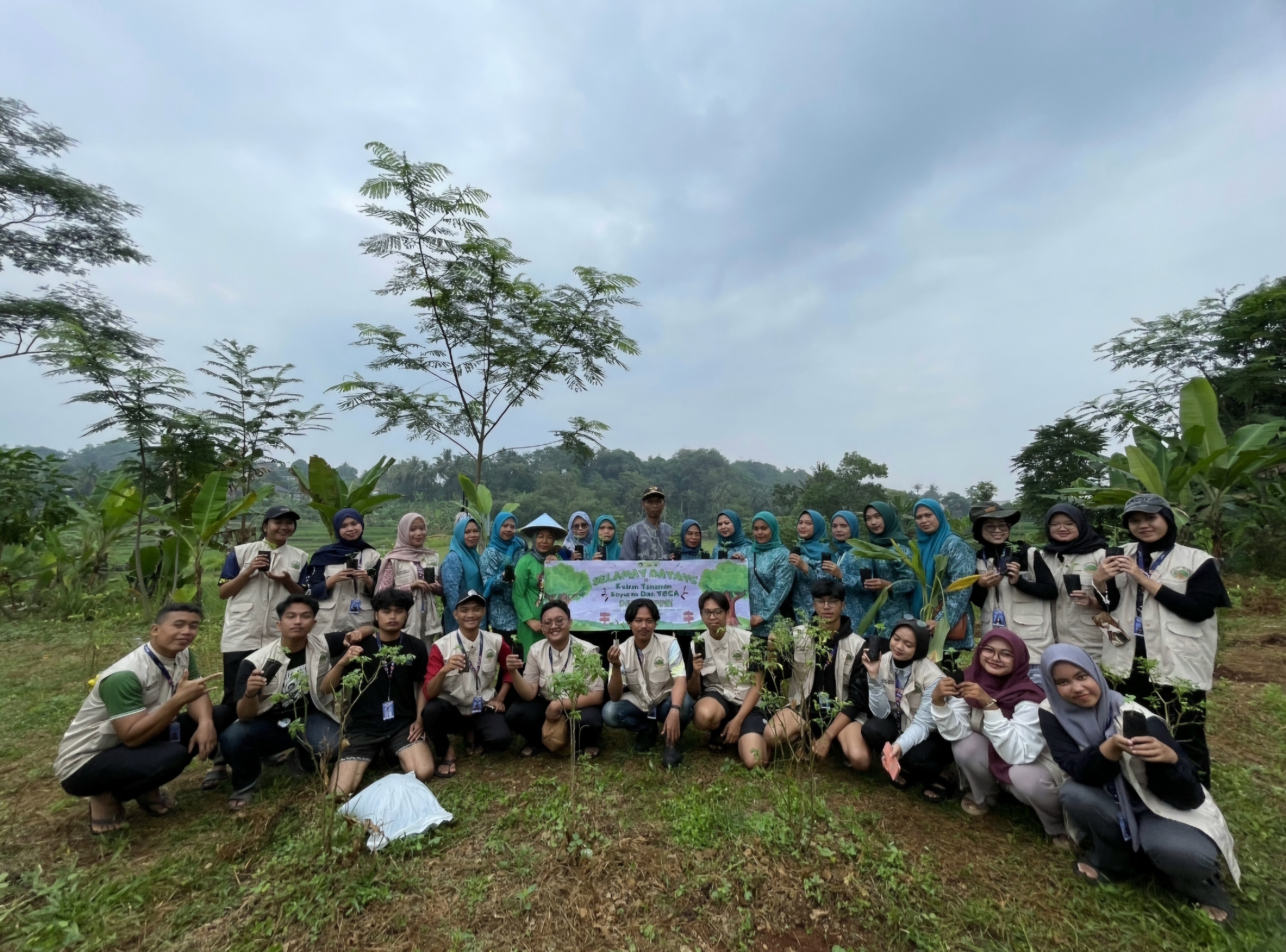 Kolaborasi Mahasiswa KKN dan Kader PKK dalam Pengembangan Kebun Toga di Desa Cihuni