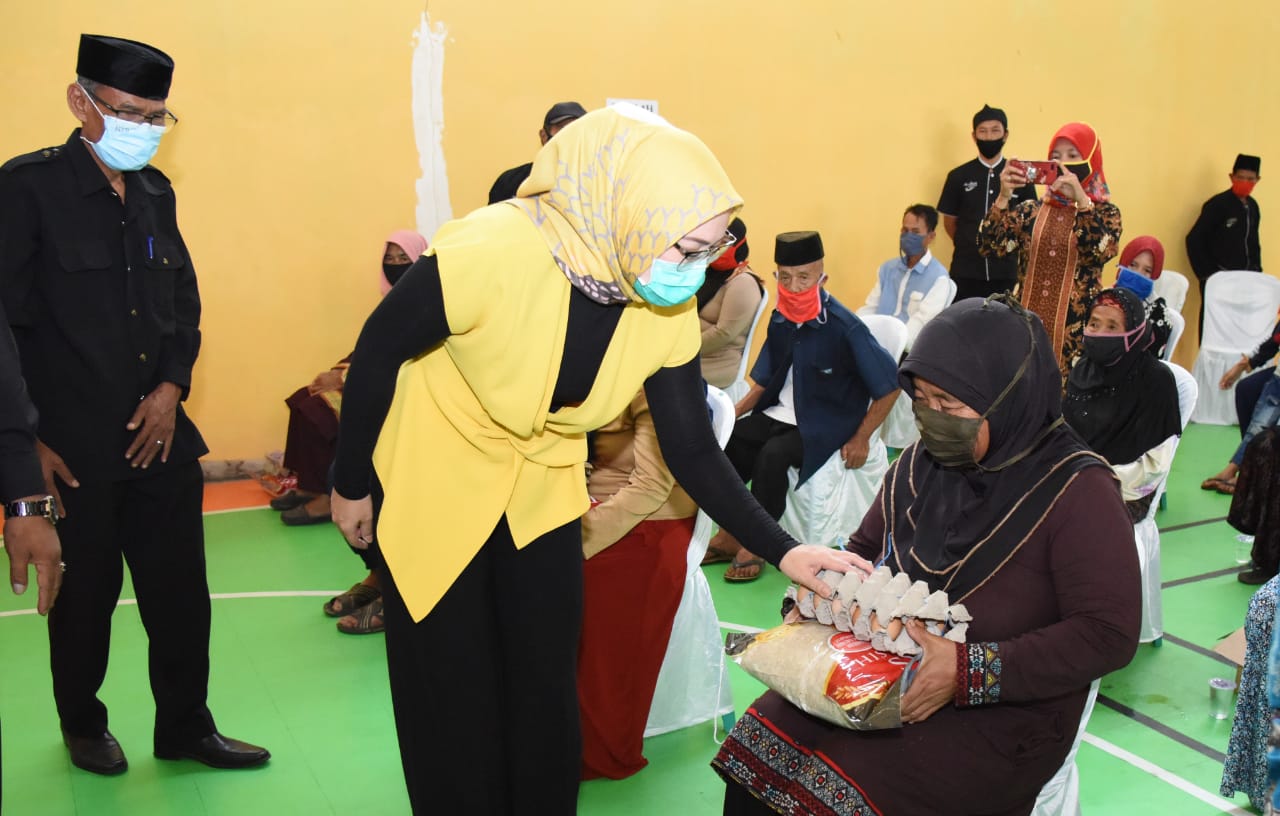 Masyarakat yang Tidak Terdata Tetap Mendapat Kasih Sayang dan Perhatian Ambu Anne