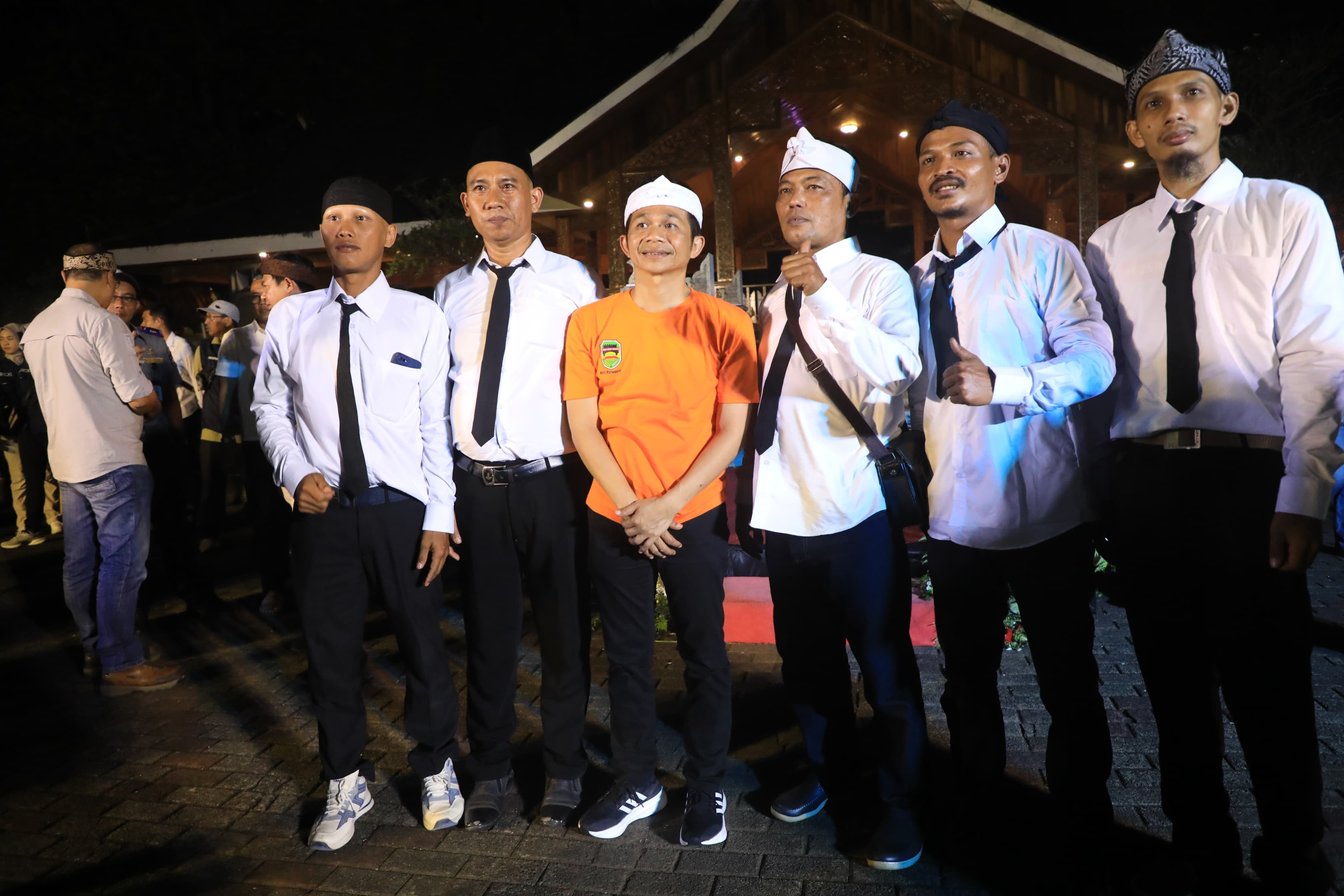 Tukar Nasib: Pejabat Purwakarta Bersihkan Sampah, Apresiasi untuk Petugas Kebersihan