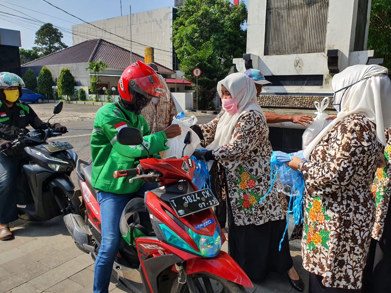 Dharma Wanita Purwakarta Sebar Ratusan Paket Sembako dan Masker