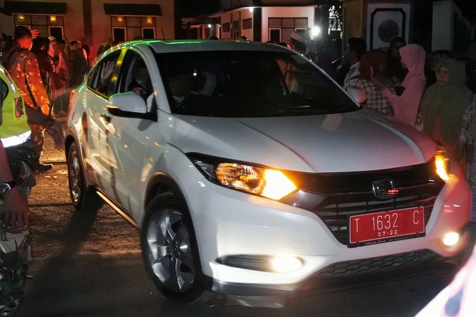 Mobil Plat Merah Antarkan Calon Jamaah Haji Purwakarta dari rumah ke Titik Penjemputan