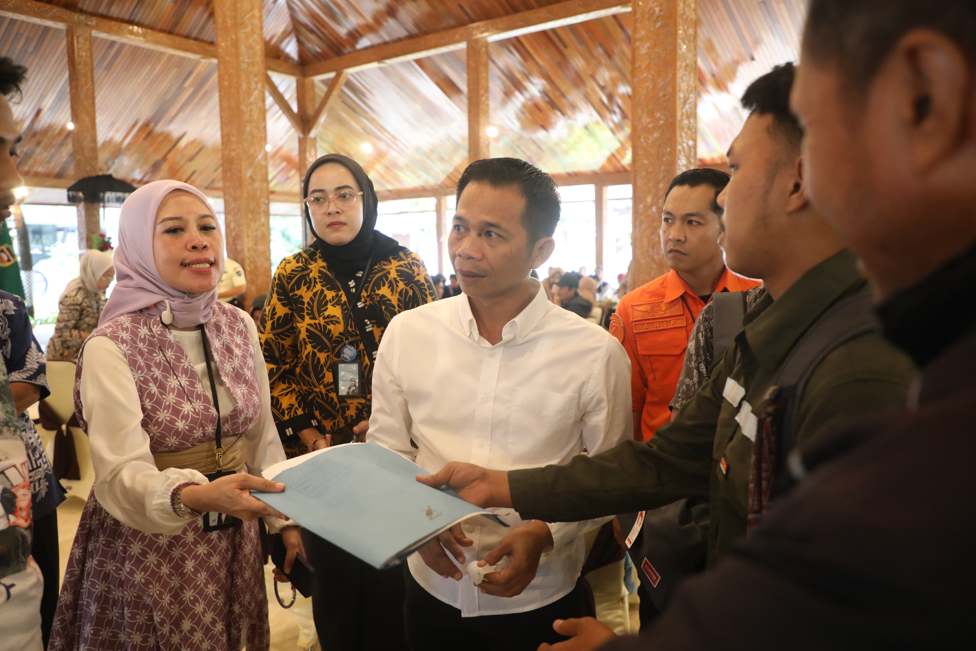 Salurkan Bantuan, Om Zein Kumpulkan Warga Terdampak Pergeseran Tanah di Pasirmunjul