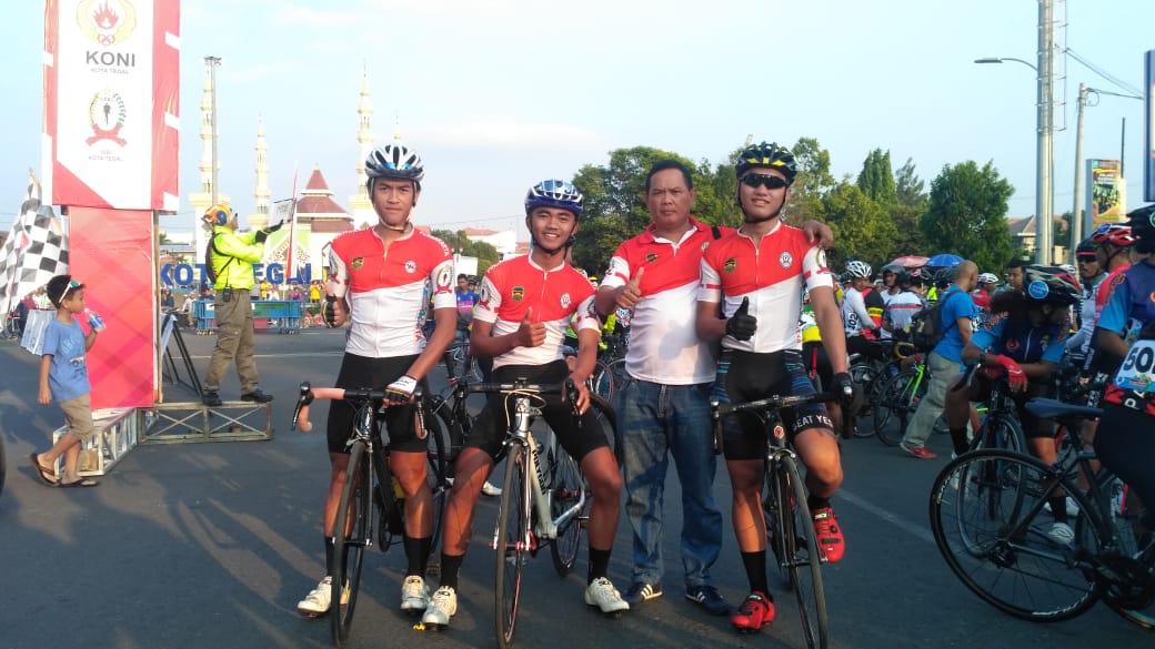 Atlet Balap Sepeda Purwakarta Naik Podium di Gunung Slamet