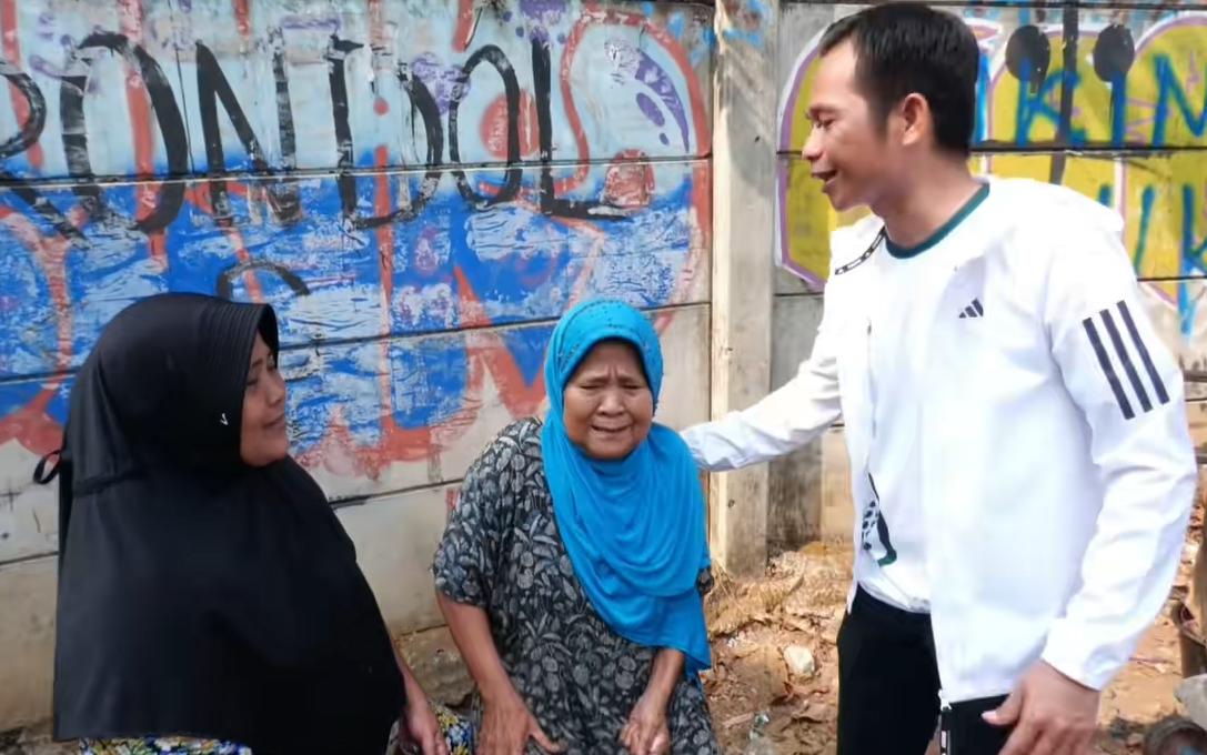 Sambil Menangis, Ibu PKL Desa Wanakerta Mengadu ke Om Zein: Modal Habis Demi Obati Ibu Sakit