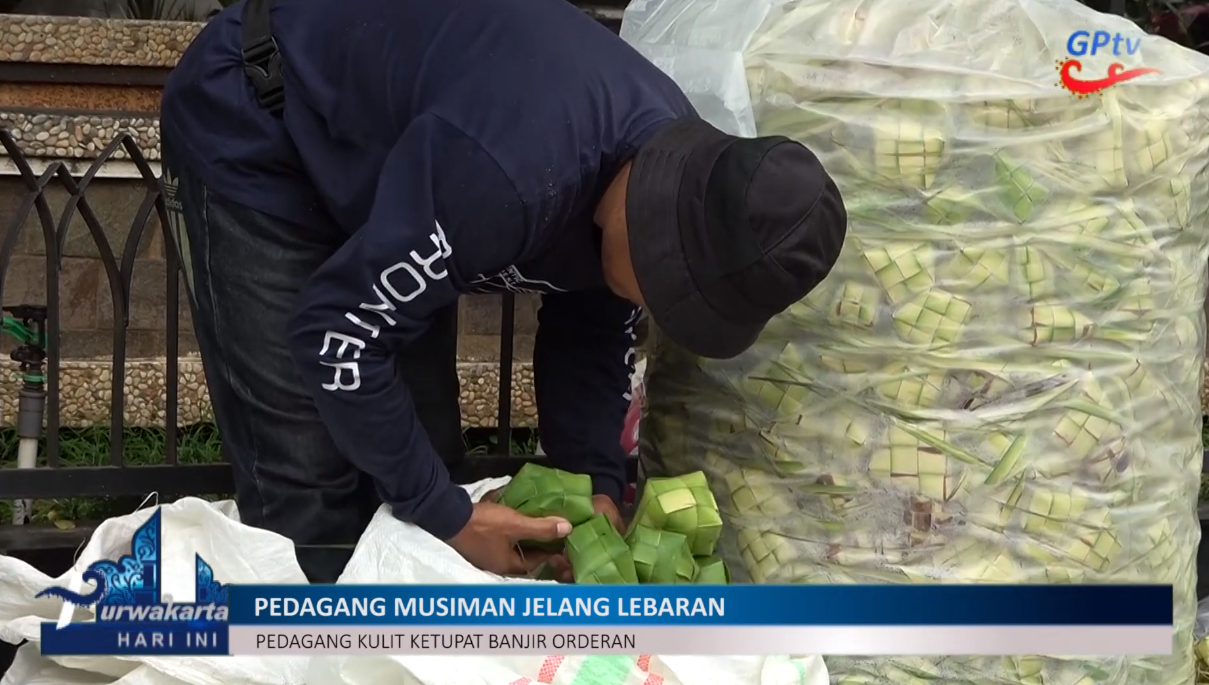 BERKAH LEBARAN HUJANI PEDAGANG KULIT KETUPAT DAN BUNGA DI PURWAKARTA