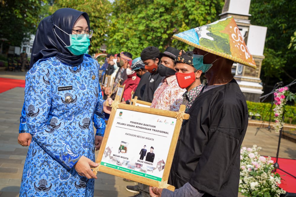 Peringati Hari Pahlawan Pemda Purwakarta Memberikan Bantuan Ekonomi Kreatif