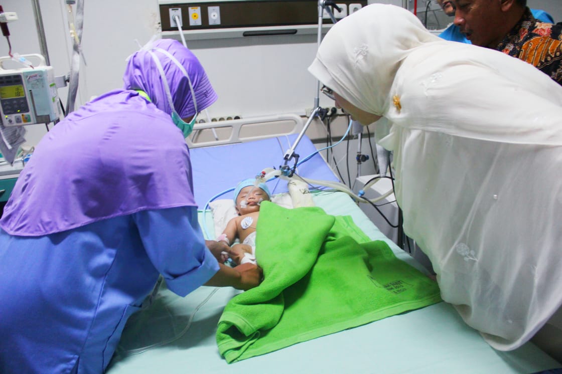 Bupati Anne Minta Masyarakat Doakan Kesembuhan Untuk Dian, Bayi Usia 5 Bulan Yang Dikubur hidup - hi