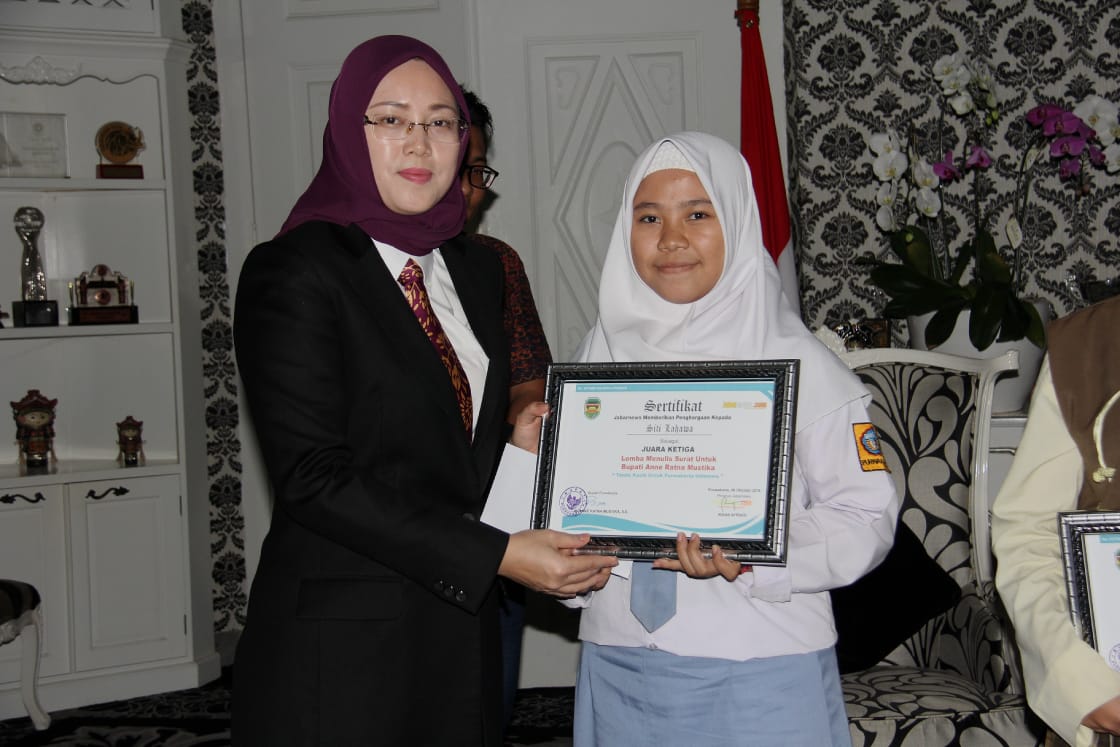 Bupati Purwakarta Beri Hadiah Kepada Pemenang Lomba Karya Tulis Di Purwakarta
