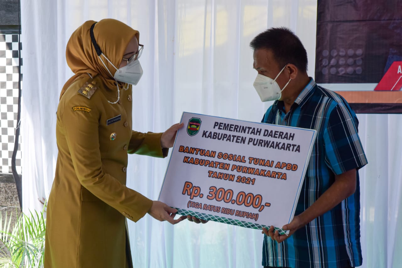 Pemkab Purwakarta Distribusikan Bansos Tunai 2021