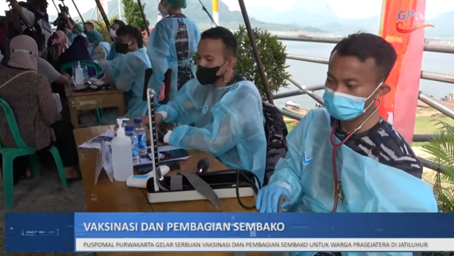 BERSAMA PUSPOM TNI AL AMBU ANNE RATNA MUSTIKA LAKUKAN SERBUAN VAKSIN DI JATILUHUR