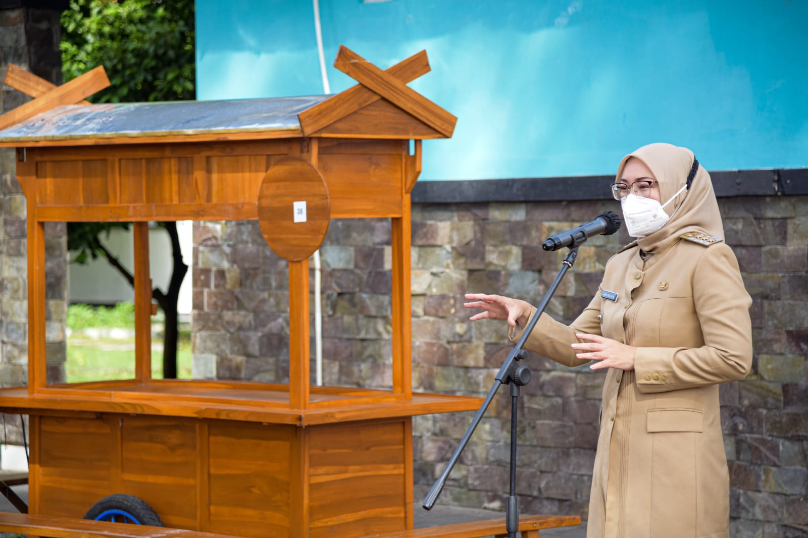 Dorong Pemulihan Ekonomi, Pemkab Purwakarta Bagikan Puluhan Gerobak Angkringan