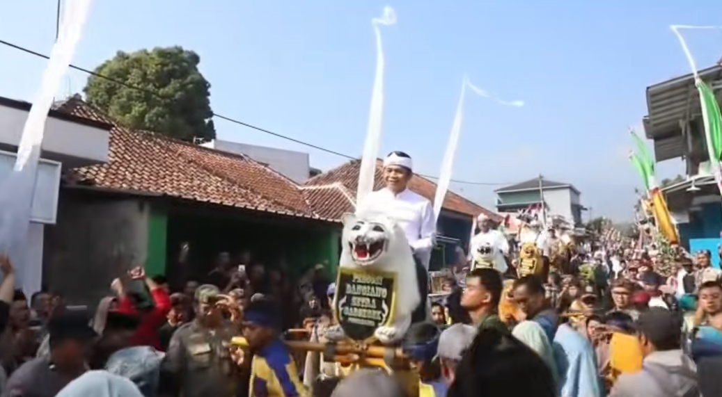 Amat Meriah! Om Zein Diarak Sisingaan dan Sebar Saweran di Hajat Bumi Parakan Garokgek Purwakarta