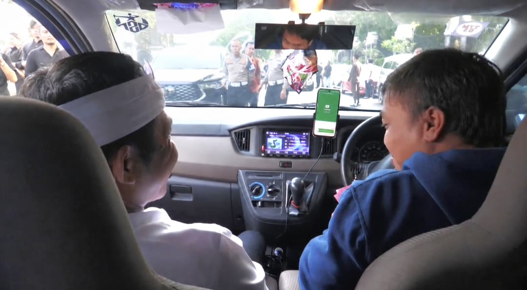 Gaya Sederhana Om Zein: Naik Taksi Online Demi Sukseskan Program 'Rebo Ngumum' di Purwakarta