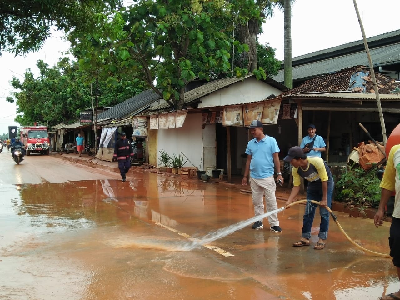 Distarkim Purwakarta Kerahkan Pasukan Bersihkan Jalan Desa Cikopo