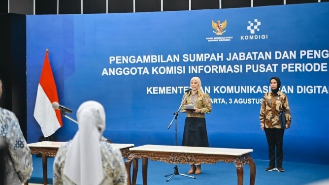 Kukuhkan Anggota KIP 2026-2030, Meutya Hafid: Deepfake dan Hoaks Jadi Tantangan Baru bagi Keterbukaan Informasi