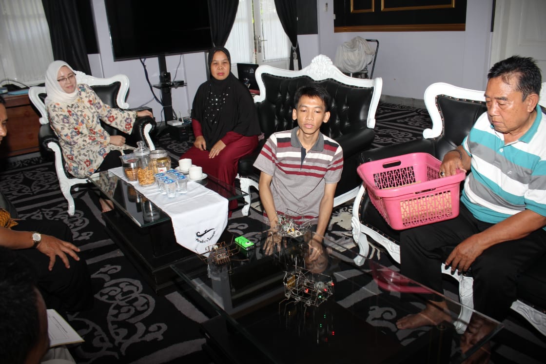 Bupati Purwakarta Fasilitasi Pemuda Disabilitas Pencipta Robot