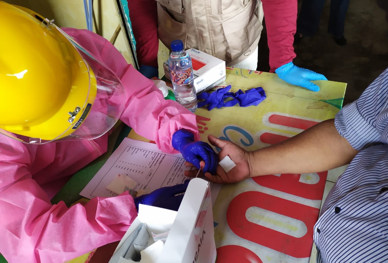 Puluhan Pedagang Pasar Rebo Lakukan Rapid Test, Hasilnya: Dua Positif