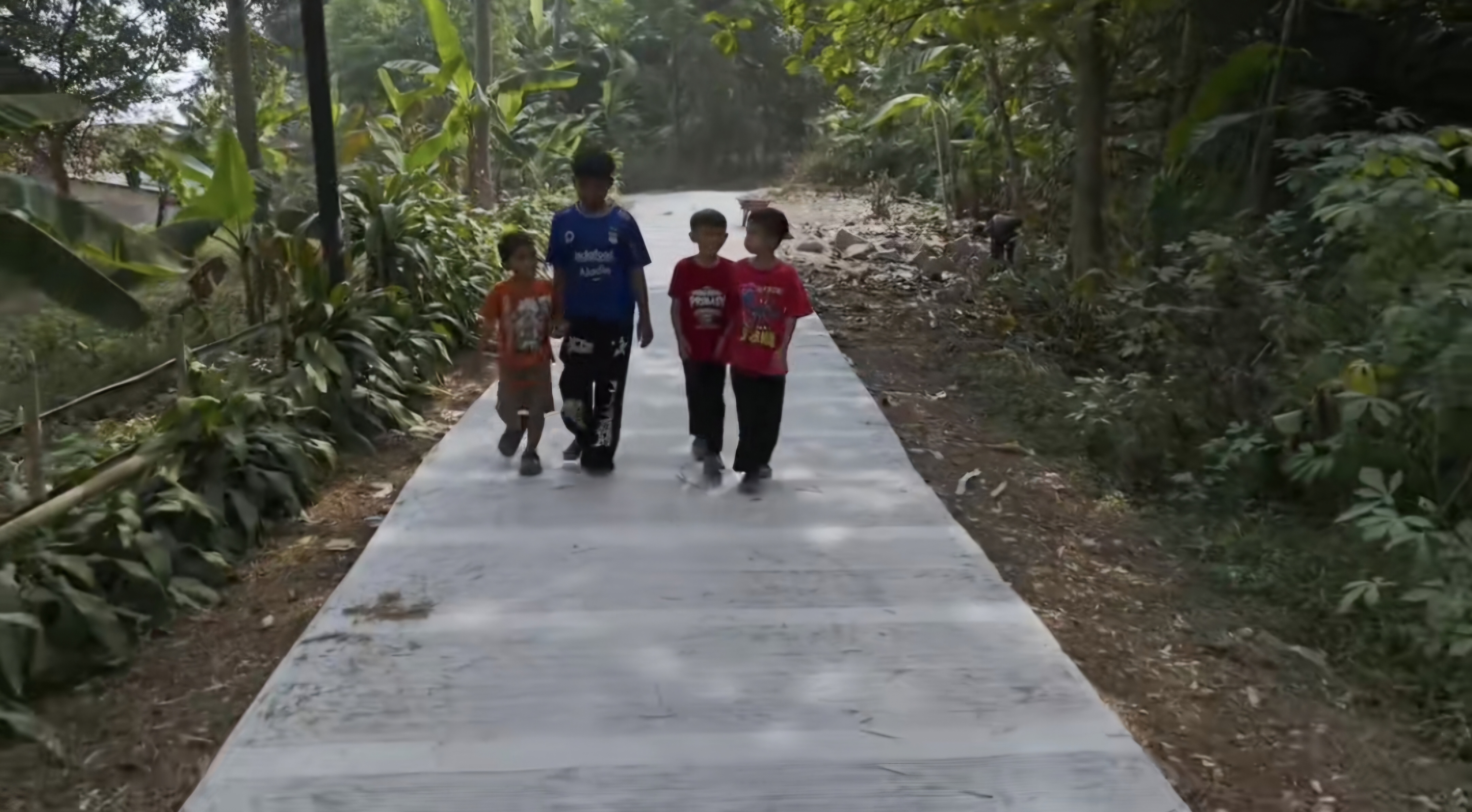 Akses Desa-Kota Kian Lancar, Bupati Om Zein Kebut Perbaikan Jalan Rusak Demi Dongkrak Ekonomi